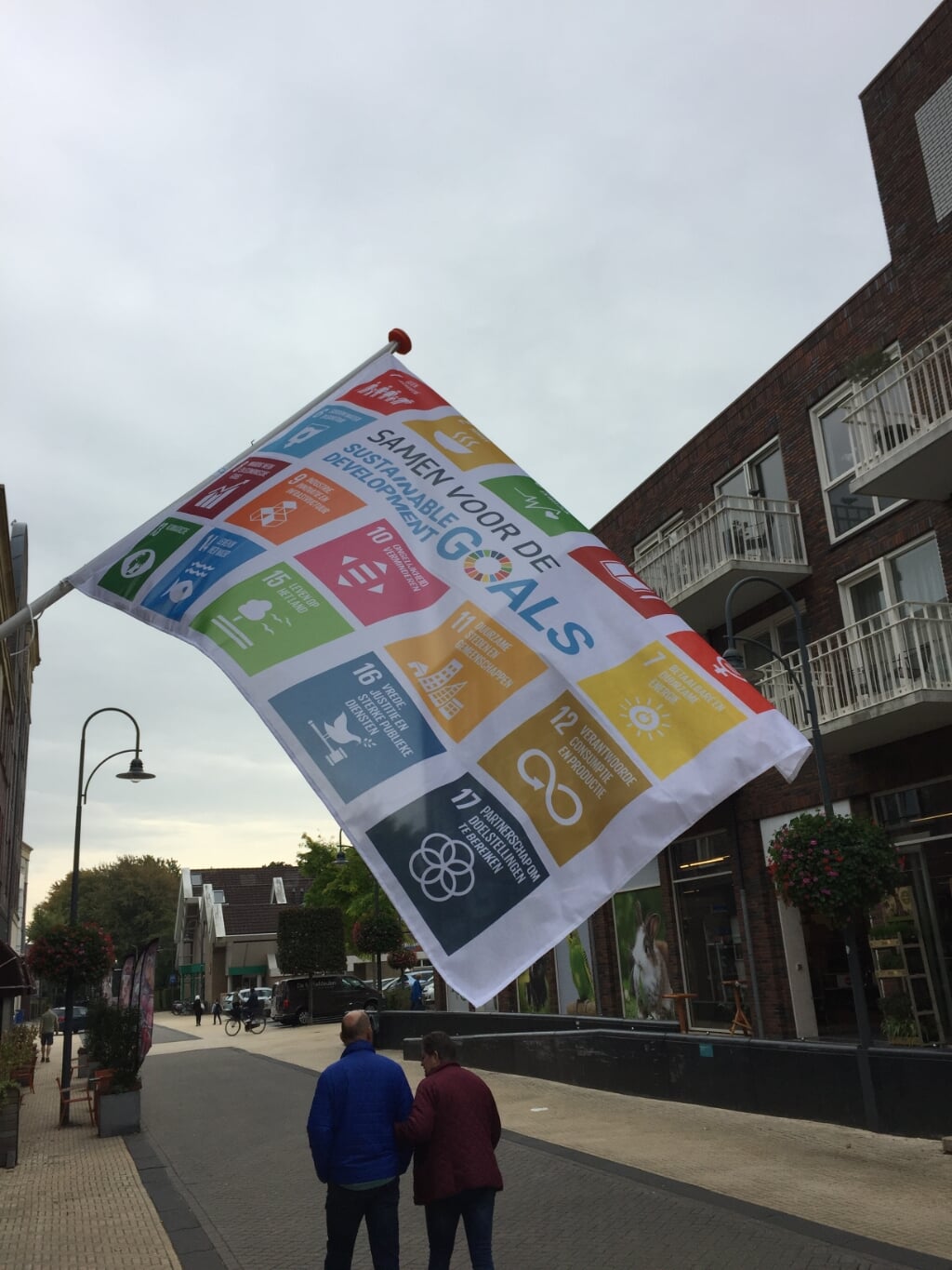 De vlag met daarop Sustainable Development Goals/Global Goals, waar Teylingen sinds 2020 aan meedoet, hing op vrijdag buiten bij de Wereldwinkel in Sassenheim. | Foto: pr. 