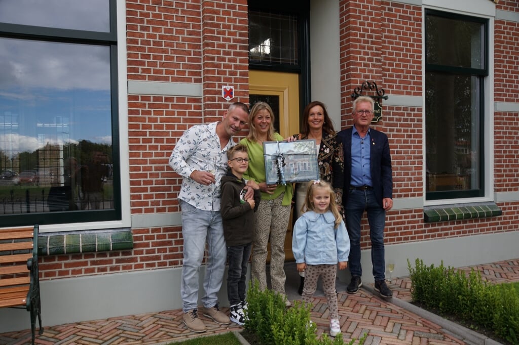 Woningeigenaren Marcel van der Meer en Brenda Wijnands met hun kinderen Thies en Luus, wethouder Reny Wietsma en HKV-voorzitter Chris Tetteroo. | Foto: pr.