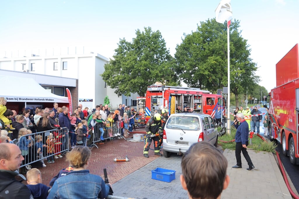 Een auto wordt vakkundig opengeknipt. Rechts geeft oud-brandweercommandant Aad Vons uitleg. (Meer foto's op www.leiderdorpsweekblad.nl) | Foto: WH 