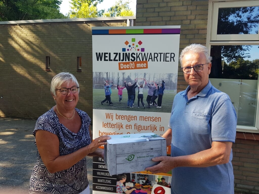 Nel Kruijt en Gerrit Russchenberg zijn vrijwilliger bij de maaltijdservice van Welzijnskwartier. | Foto: pr