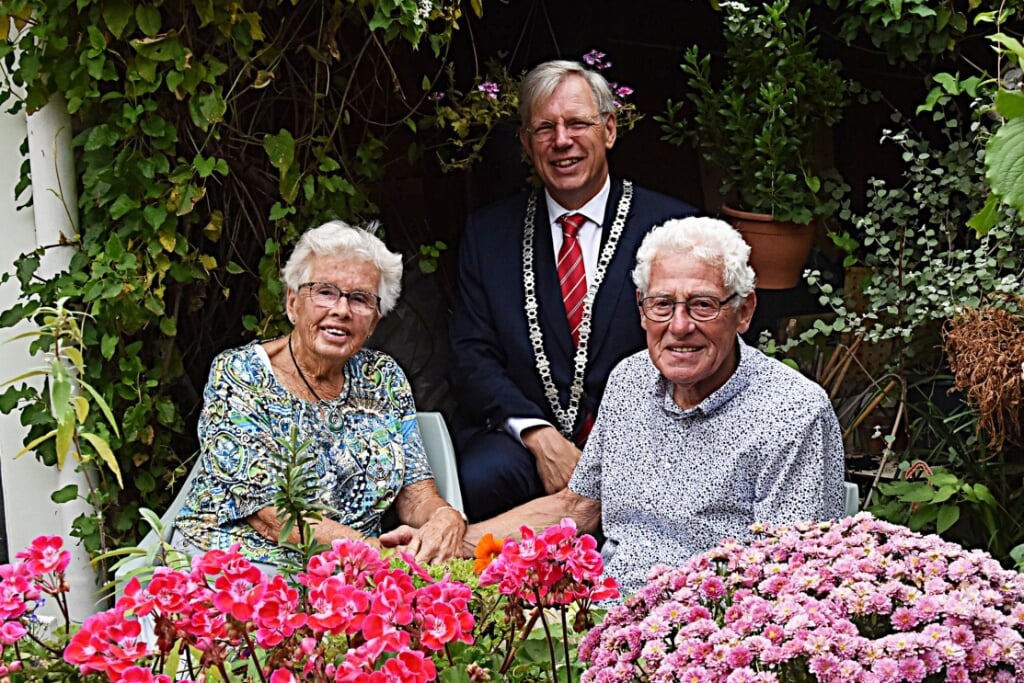 Leen en Pauline van Duijn vierden hun 60-jarig huwelijksfeest. | Foto: Piet van Kampen