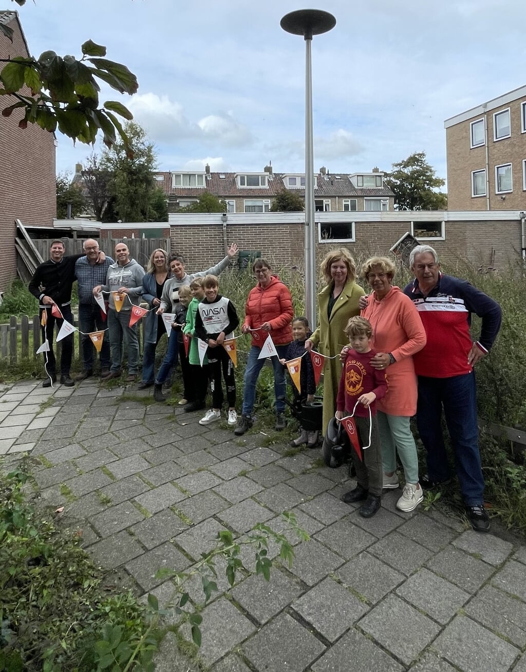 Buurtbewoners van de Oranje Nassaulaan in Voorhout vieren Burendag onder andere met klussen in hun biotuin. | Foto: pr.