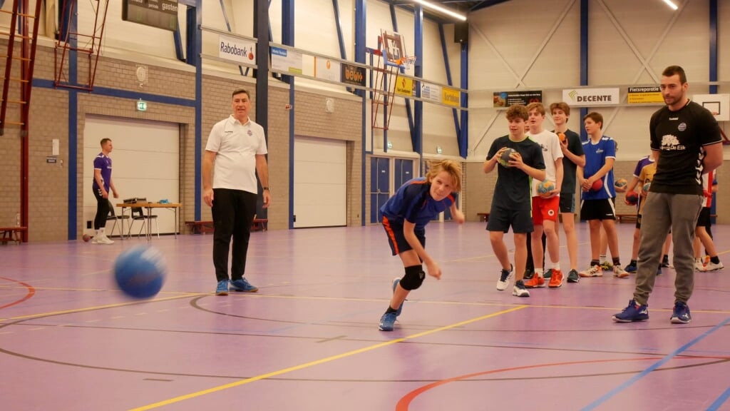 Tijdens de clinic leren de jongste deelnemers de basis van handbal. Spelers met ervaring leerden nieuwe technieken en trucs. | Foto: pr.