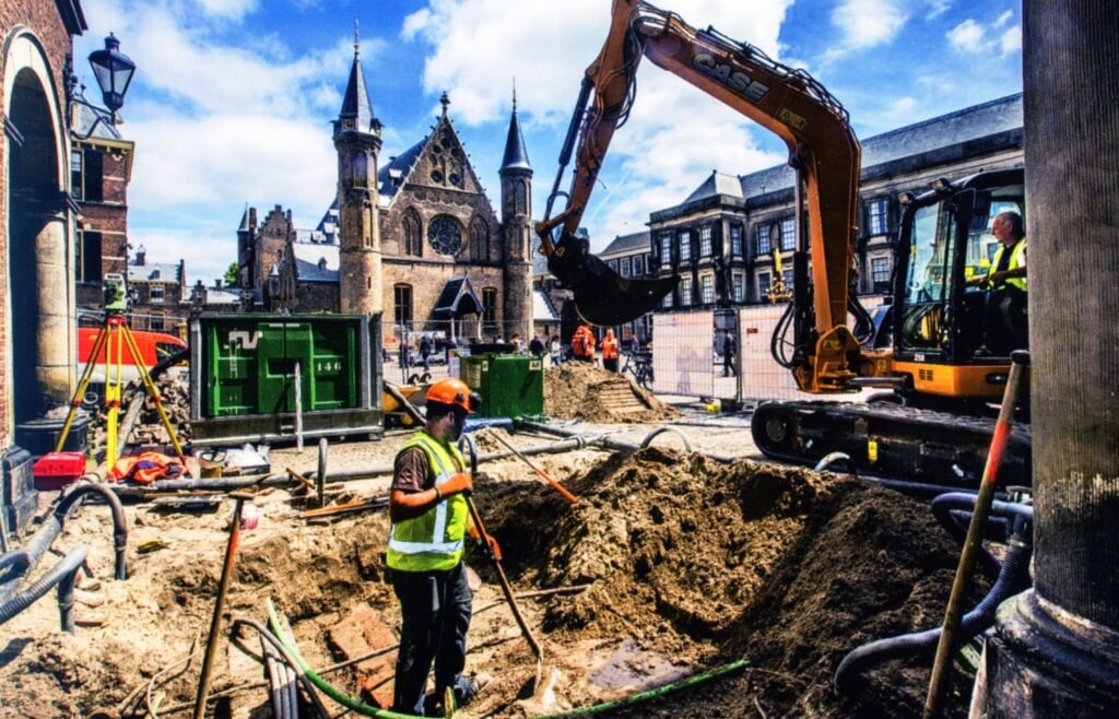 Stadsarcheoloog Peter Stokkel vertelt over opgravingen op het Binnenhof. 