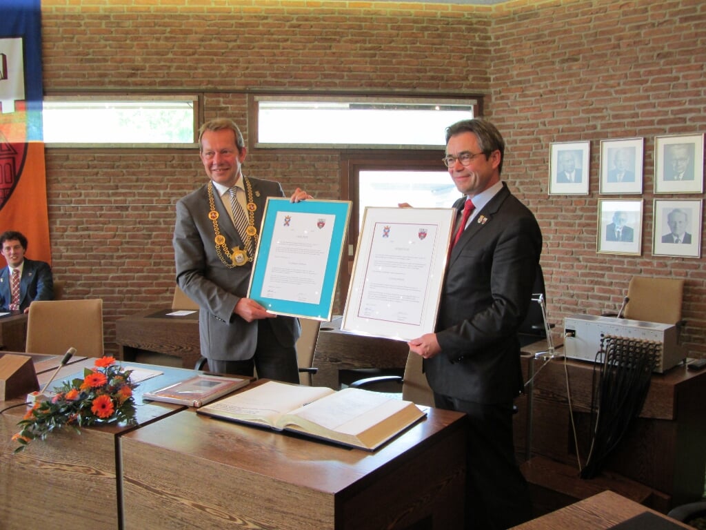2013: toenmalige burgemeesters Steffen Mues en Jos Wienen tijdens het 50-jarige jubileum. | Foto: SKvD