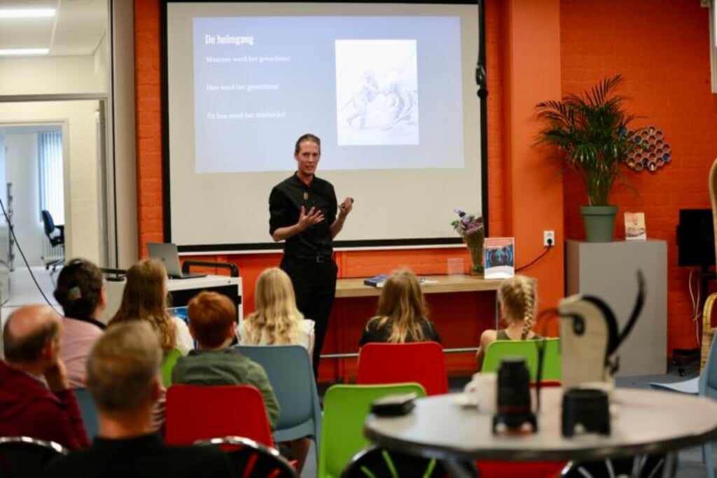 Lysander Mazee tijdens presentatie van zijn boek in de bibliotheek Katwijk.| Foto: pr.