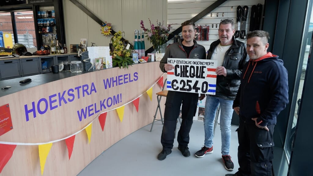 Vorige week donderdag ontving Hoekstra Wheels deze cheque. | Foto: M. Wonnink.