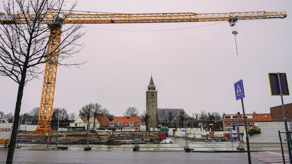 De eeuwenoude toren valt bijna in het niet bij het gele gevaarte. | Foto: M. Wonnink.