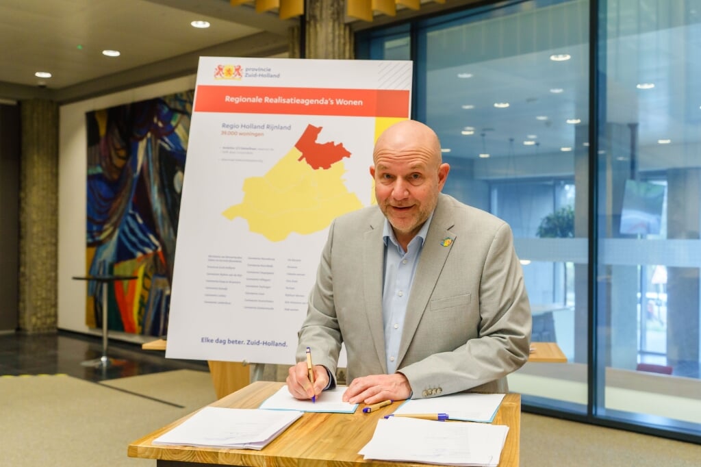Jan Hoek, directeur van Holland Rijnland Wonen, zet zijn handtekening. | Foto: R. Zwinkels