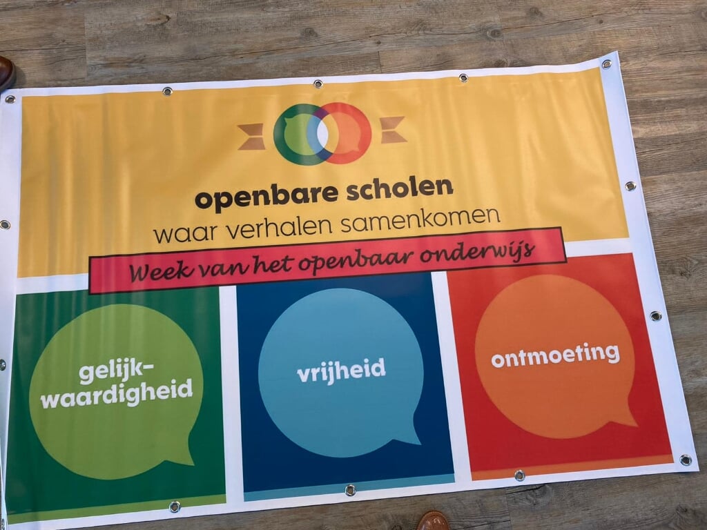 De vlag die komende week wappert bij  De Hasselbraam, De Hobbit, de Prins Willem-Alexanderschool en de Koningin Julianaschool.  | Foto: PR