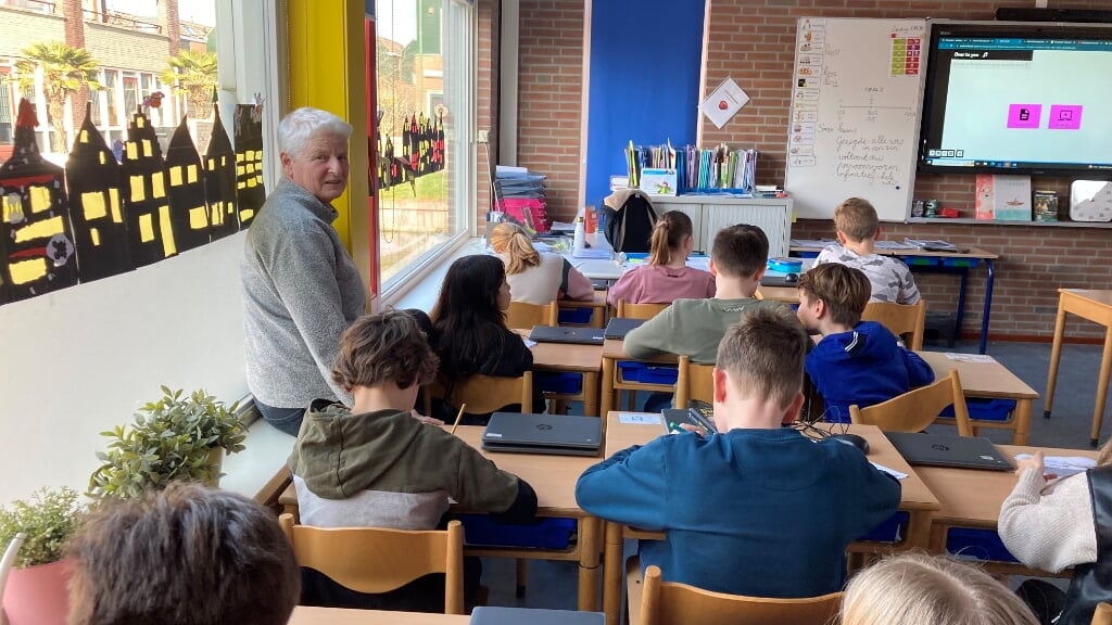 Juf Rienkje in groep 7 van de Julianaschool. | Foto: CvdS.