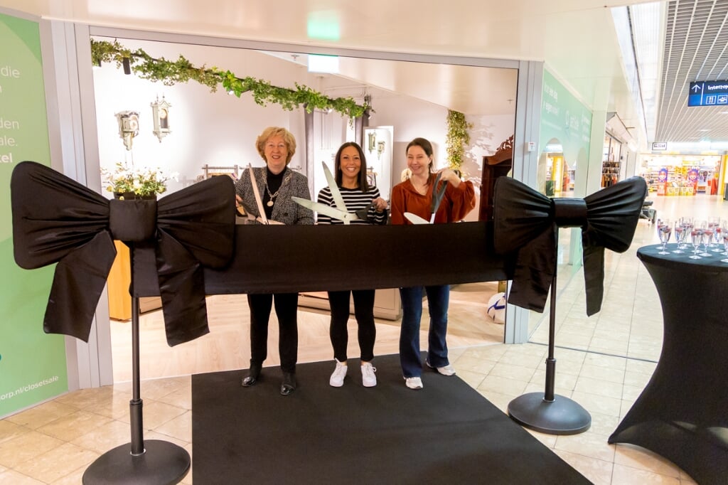 Burgemeester Laila Driessen en 'ondernemers voor een dag' Sheila en Mandy Zonneveld knipt het lint door voor de Closet Sale winkel. | Foto: Vera IJzelenberg