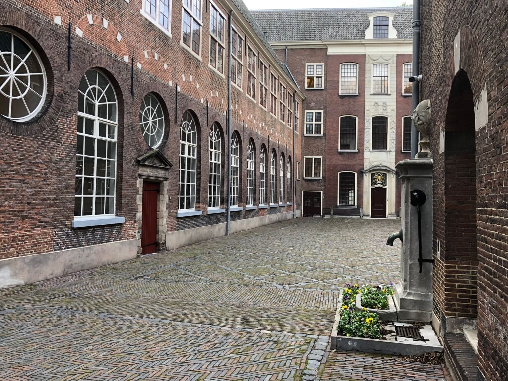 De binnenplaats van het Weeshuis in Leiden, een van de plekken waar de wandelroute langs voert. | Foto: PR