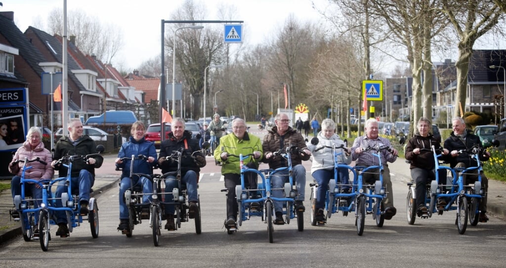 De Lions schenken de opbrengst van de fietstocht aan Stichting Fietsmaatjes Hillegom Lisse. | Foto: Peter Schoonen