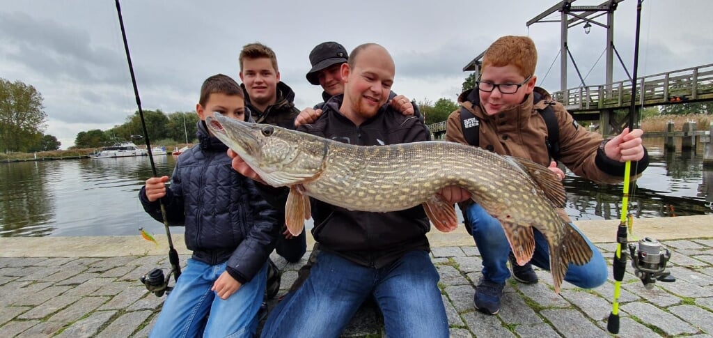 Jeugdvissers en coach Sijmen in 2019 tijdens een clinic streetfishing aan de Warmonder Leede. De vis zwom na de foto weer vrij in het water| Foto: PR