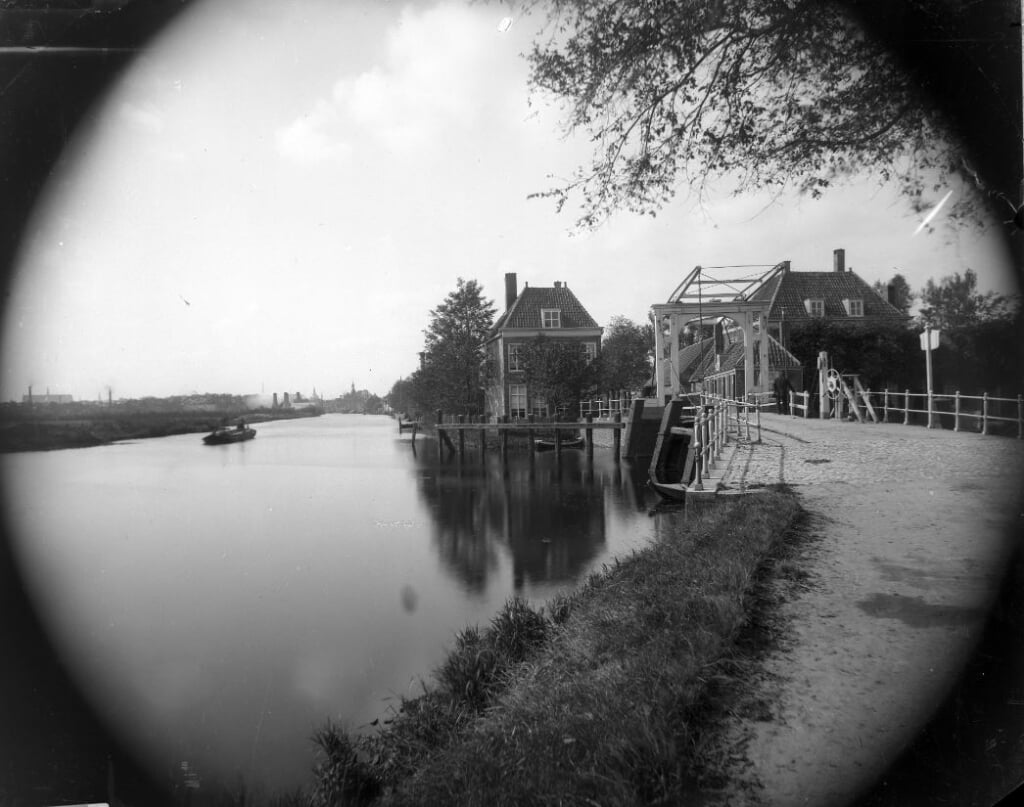 Zicht op de Lage Rijndijk en Spanjaardsbrug. | Bron: Erfgoed Leiden en omstreken