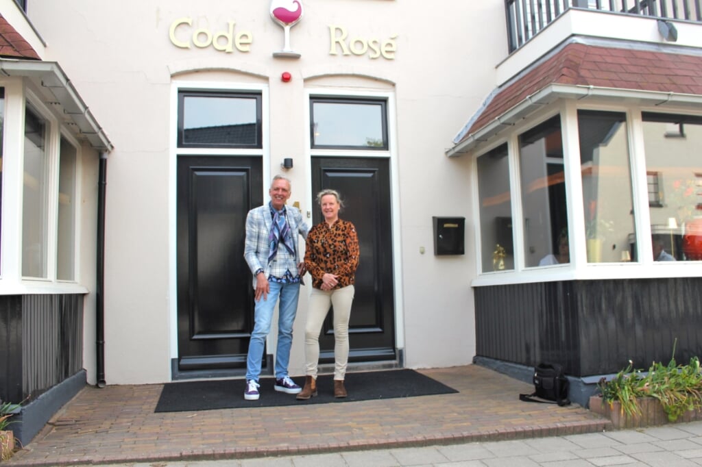 Martien en Erica voor het voormalig pension Kristina aan de Oude Zeeweg dat door hen is verbouwd tot Code Rosé. | Foto: Wim Siemerink.