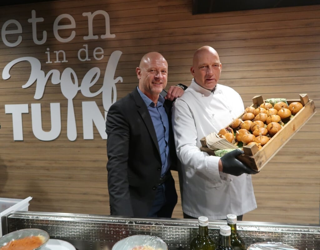 Sjaco Griffioen, eigenaar Intratuin Lisse en topkok Herman den Blijker. | Foto: Wilma van Velzen.