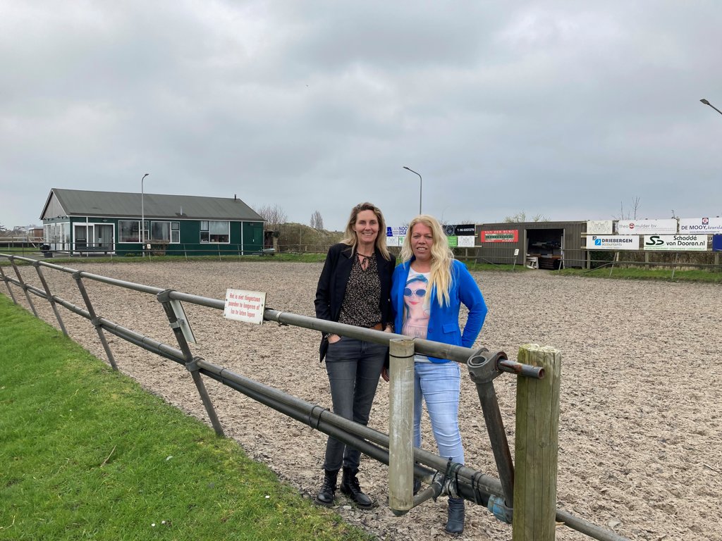Jessica de Mooij en Marielle Warmerdam-Star bij de paardenbak van de Burchtruiters. | Foto: CvdS.