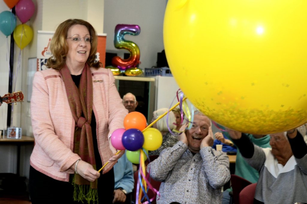 Burgemeester Carla Breuer opende het lustrumfeest bij Langeveldshof met een confettiballon. | Foto: pr