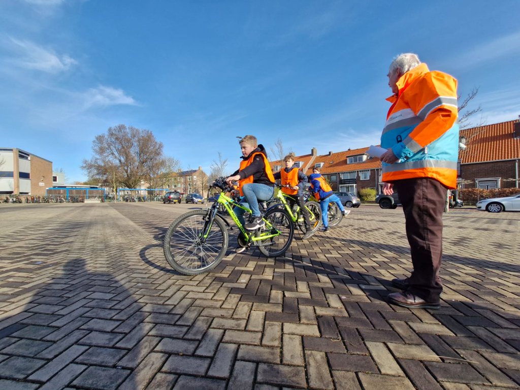 De leerlingen zijn klaar voor hun fietsroute door Katwijk. | Foto: EvdV