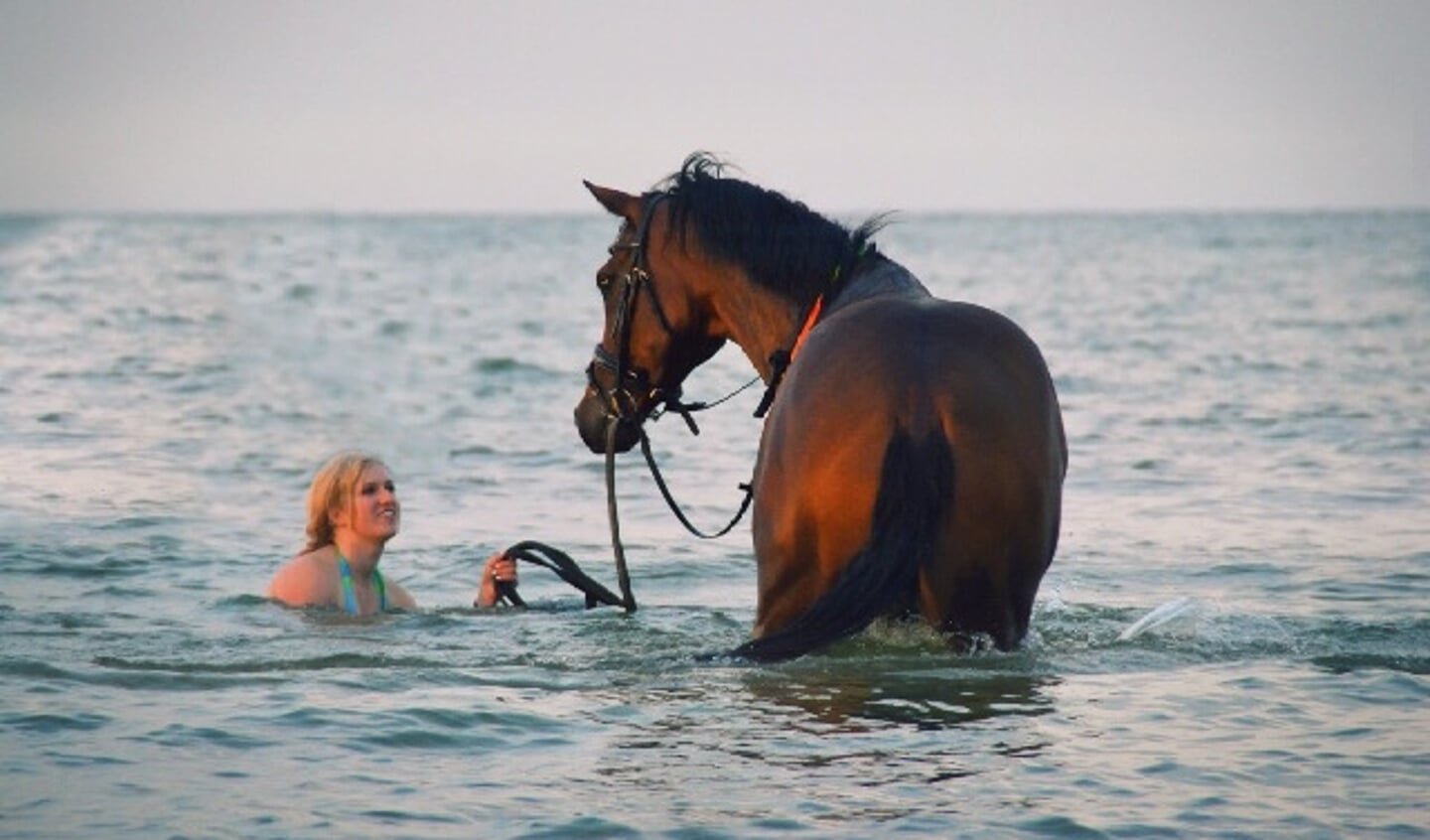 britt dekker foto Naomi Jansen zwemmen