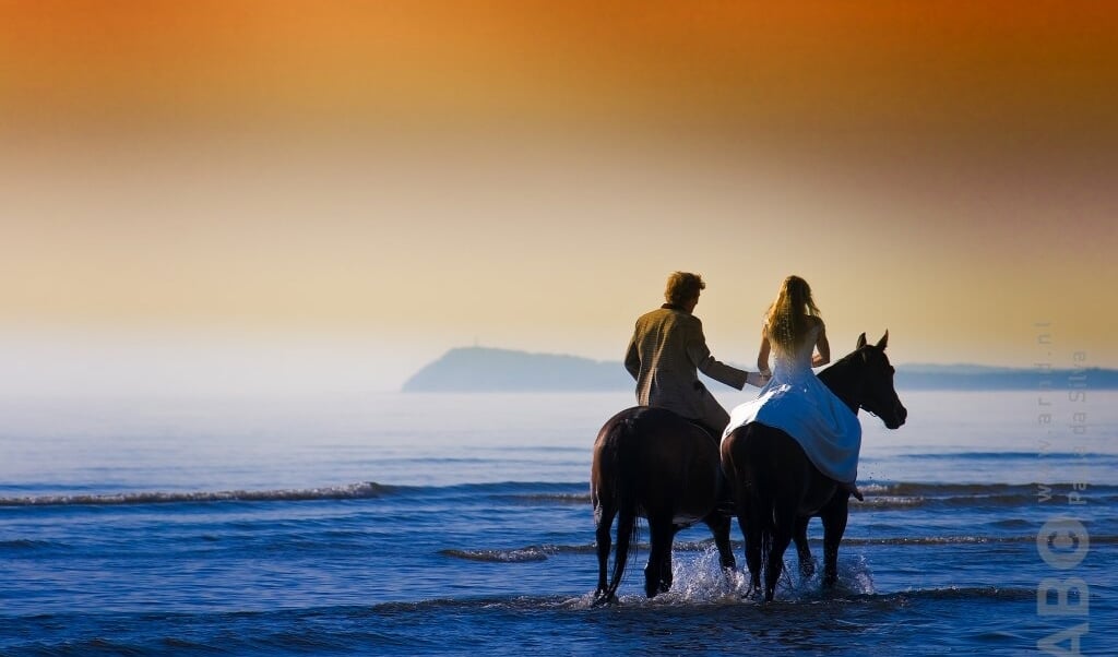 Koppel op paarden op strand