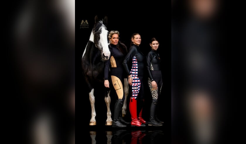 Van links naar rechts: 25-jarige paard van Esmeralda; Picture, Laar, Esmeralda en Nikky