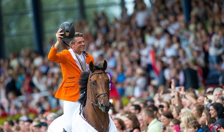 European Champion Jeroen Dubbeldam and SFN Zenith N.O.P.
FEI European Championships Aachen 2015
© DigiShots