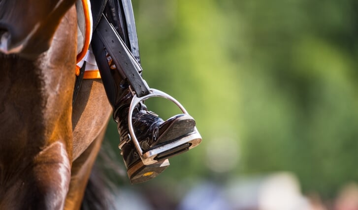 Negatieve bekrachting: Als de ruiter been geeft, en het paard reageert naar voren, haalt de ruiter  de druk weg.