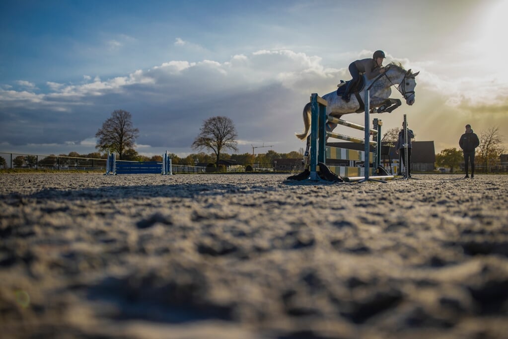 Voorafgaand aan de fotoshoot ging Maikel van der Vleuten nog even een paard proberen.