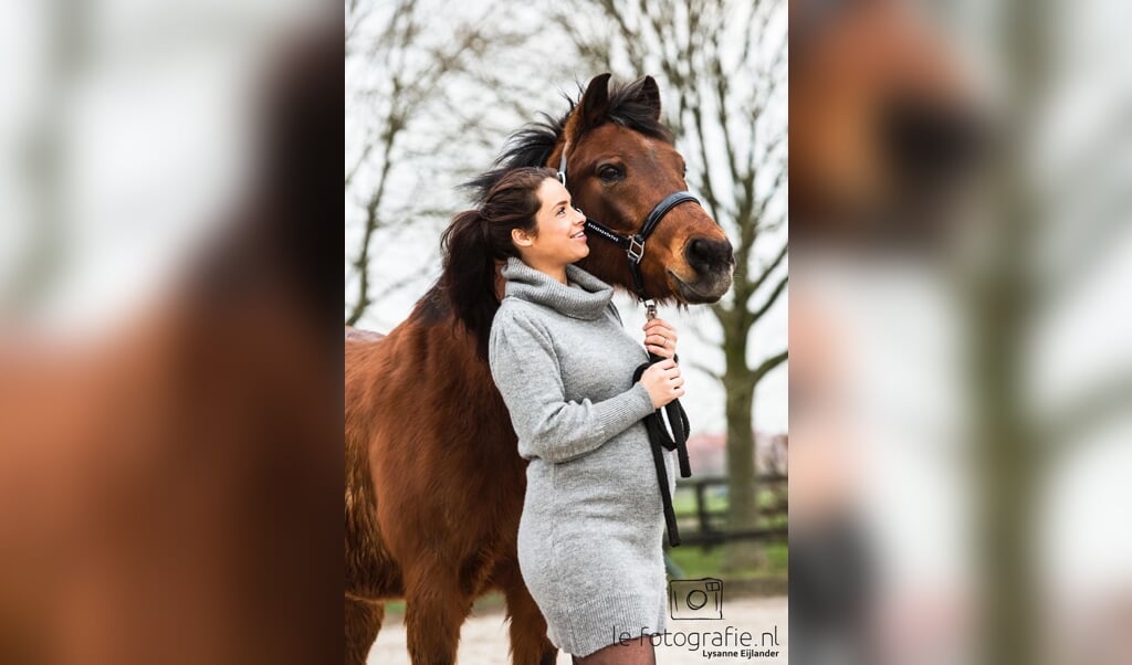 Danielle van Mierlo en de 27-jarige pony Boef waarmee haar dressuur carriÃ¨re begon. foto LE fotografieDanielle van Mierlo 