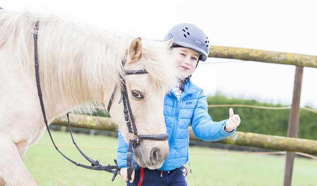 Deze pony en zijn nog jonge ruitertje vormen een hecht team.Evelien van Norel