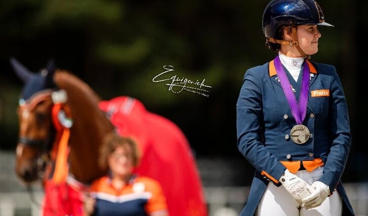 Zilver voor Jeanine Nieuwenhuis en TC Athene in de U25 Grand Prix op het EK foto Equigeniek