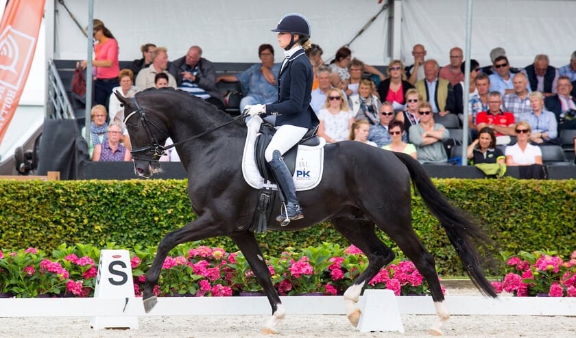 Dinja van Liere - Total U.S.
Longines FEI/WBFSH World Breeding Dressage Championships for Young Horses 2016
© DigiShots