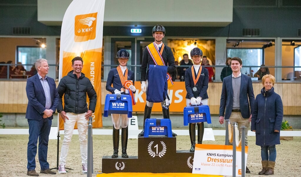 Prijsuitreiking Klasse ZZ Licht 1. Bart Veeze - Kyton, 2. Adelinde Cornelissen - Luqiedo, 3. Kirsten Brouwer - Jack Daniels
KNHS Indoorkampioenschappen 2022
© Digishots