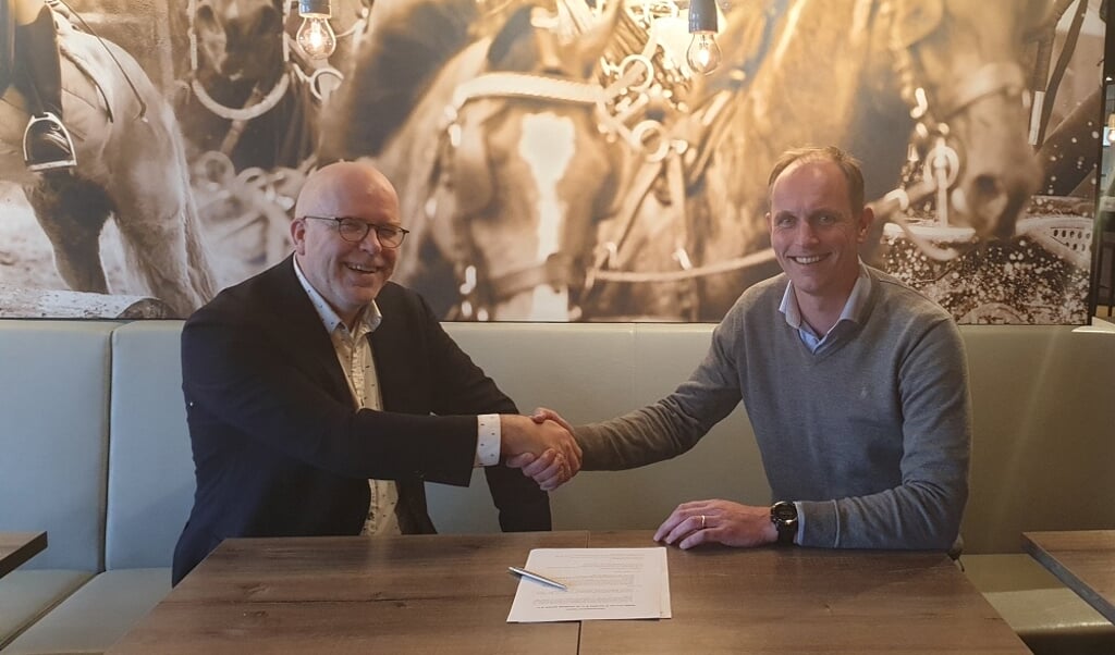 Ondertekening contract Paard & Koets- Rob Mekelenkamp-Gijs Bartels klein