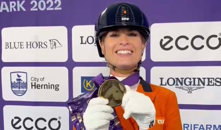 Dinja van Liere toont trots haar bronzen medaille