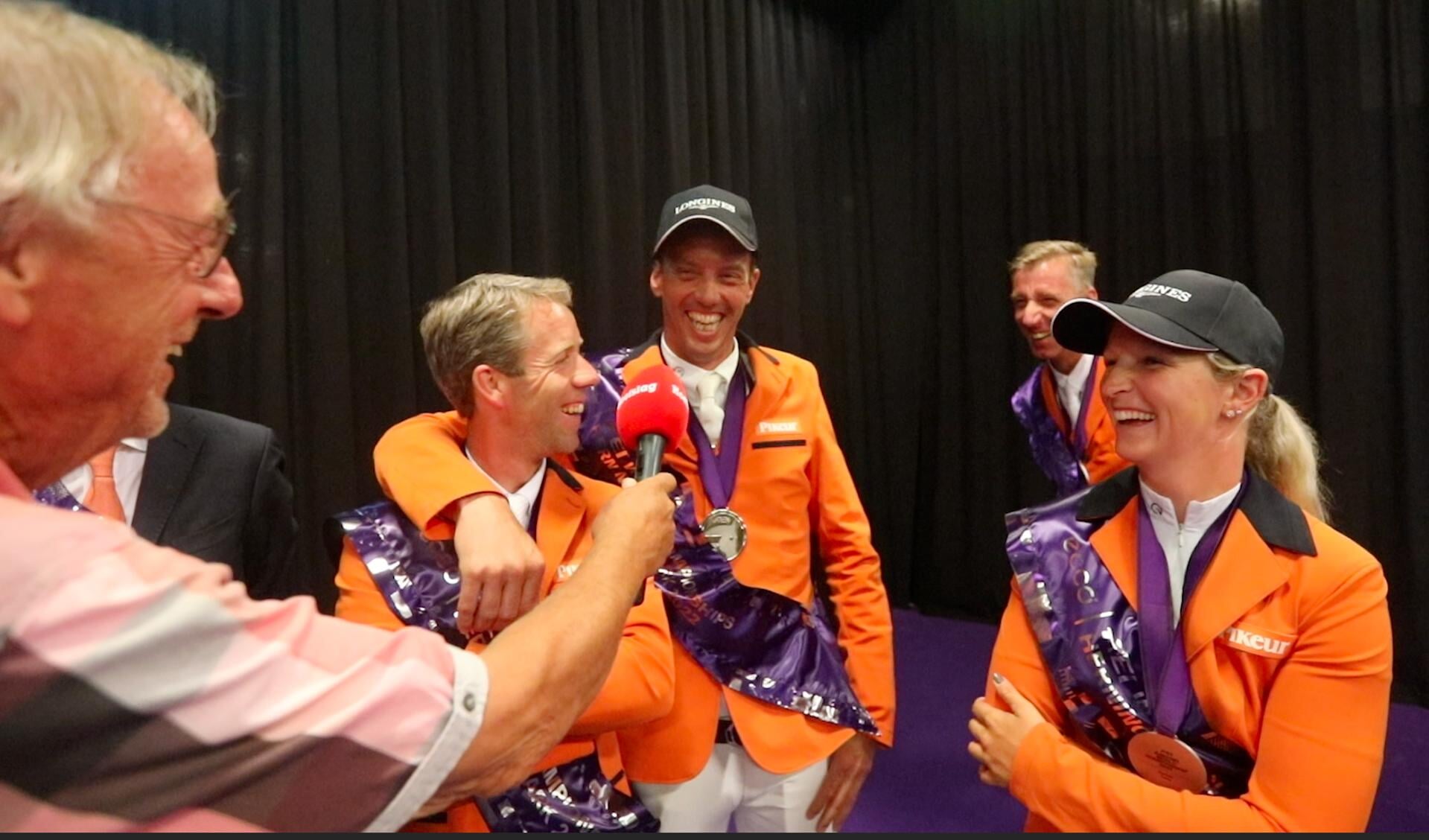 De stemming zit er goed in bij het Nederlandse springteam, nadat ze een zilveren teammedaille hebben gewonnen tijdens het WK in Herning.
