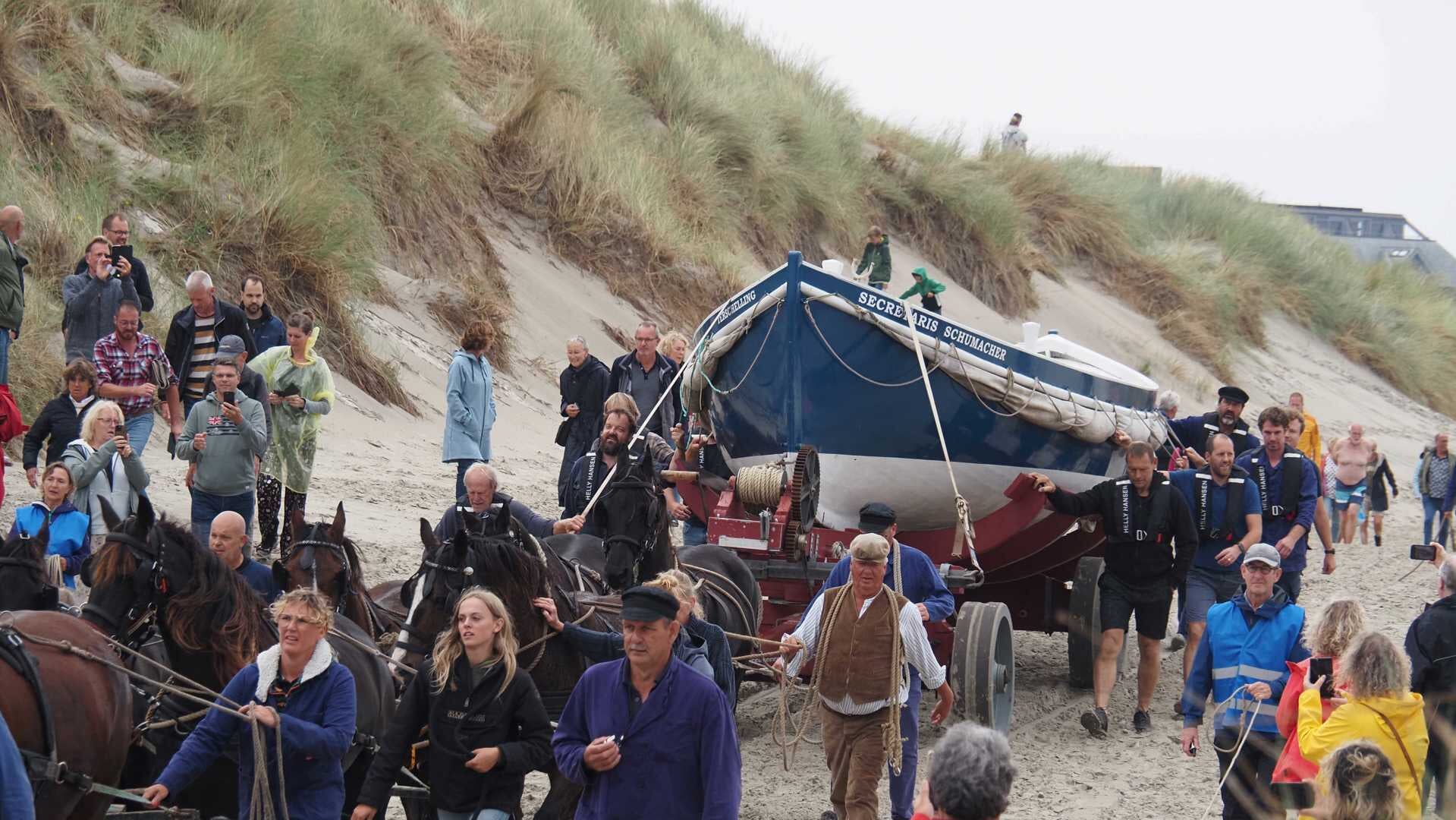De afsluiting van het demo-seizoen van de paarden-roeireddingboot