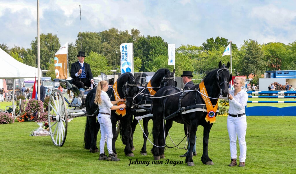 Het klavertje-drie van Jelle van der Kooi tijdens de huldiging.