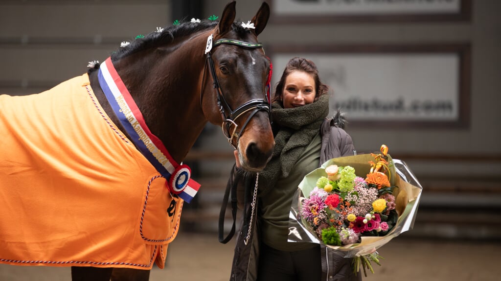 Kampioen Maximus van Vredenheim met fokker en eigenaar Wilma Brinkman.jpg