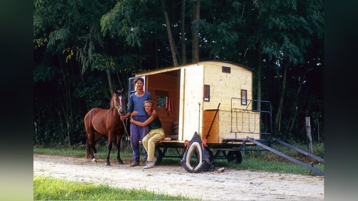 Mariët Meester & Jaap de Ruig met hun eerste wagen en Anna