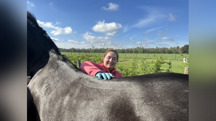 Coby Kruis in haar element als sportpaardenmasseur om het lichamelijke en het geestelijke welzijn van het paard te verbeteren