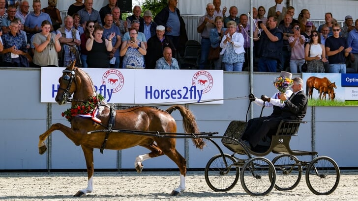 Een staande ovatie voor Paard van het Jaar 2025 King en vader en zoon Jordans.