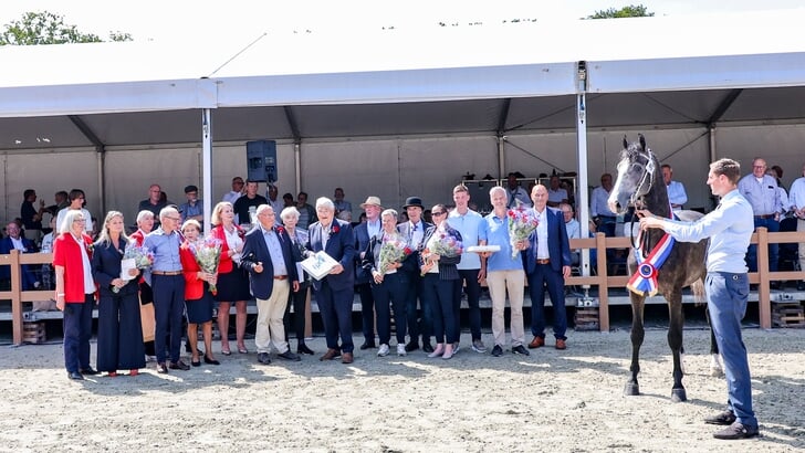 Winnaar Tironno geflankeerd door de oprichters en medewerkers aan deze show.