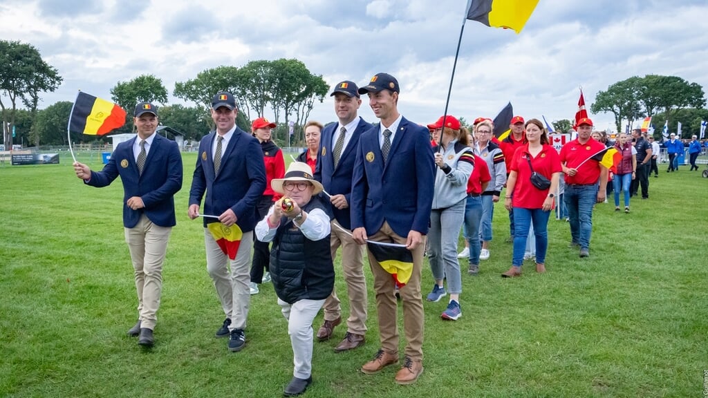 Openingsceremonie EK Vierspannen Lähden met Glenn Geerts, Dries Degrieck, Tom Stokmans en Sam Gees en vooraan chef d'equipe Mark Wentein.