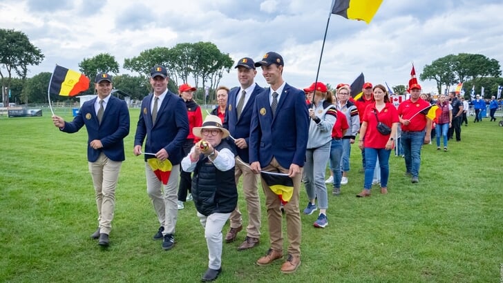 Openingsceremonie EK Vierspannen Lähden met Glenn Geerts, Dries Degrieck, Tom Stokmans en Sam Gees en vooraan chef d'equipe Mark Wentein.