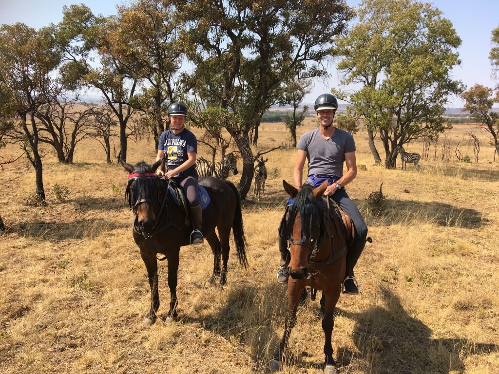 Esther en Rudolf te paard in Afrika.