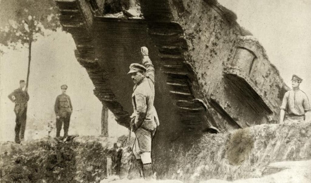 Eerste Wereldoorlog, Engeland, 1917. Een Engelse tank is gereed om over een loopgraaf heen te rijden.